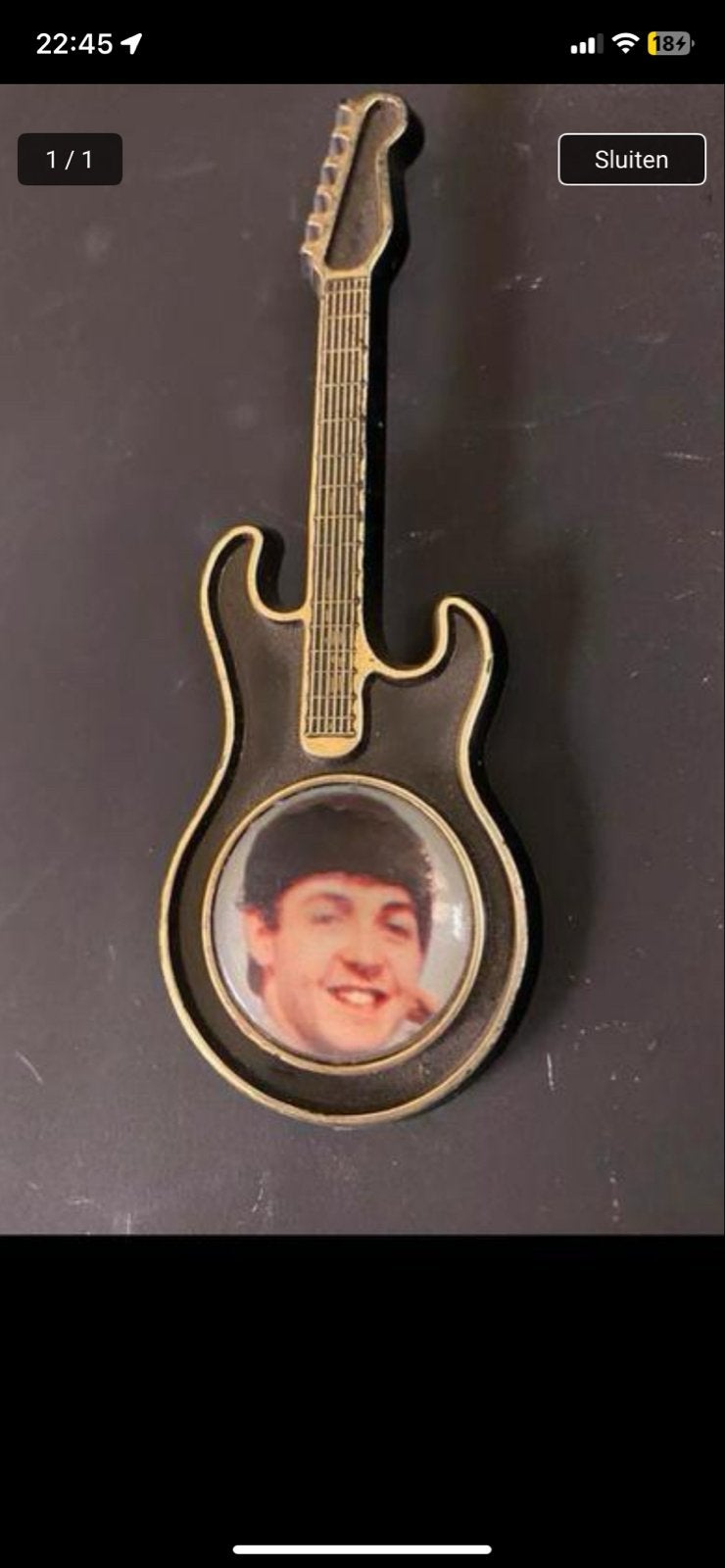 Beatles Paul McCartney gitaar speldje, Verzamelen, Ophalen of Verzenden, Gebruikt, Overige onderwerpen, Speldje of Pin
