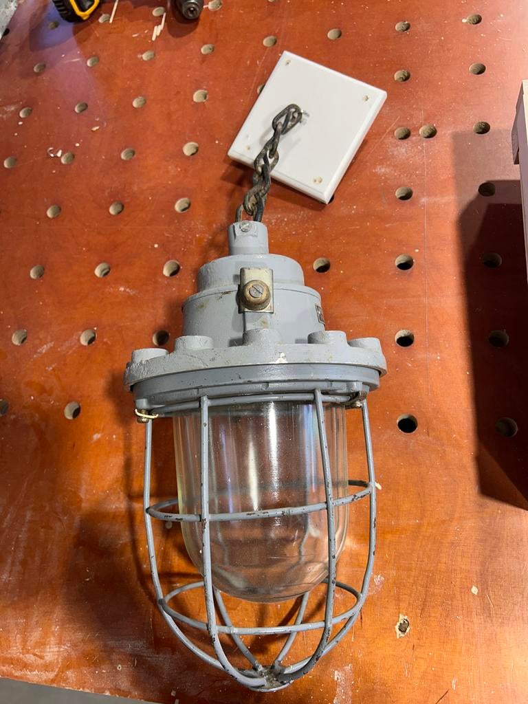 Industriële explosieveilige lamp, Ophalen