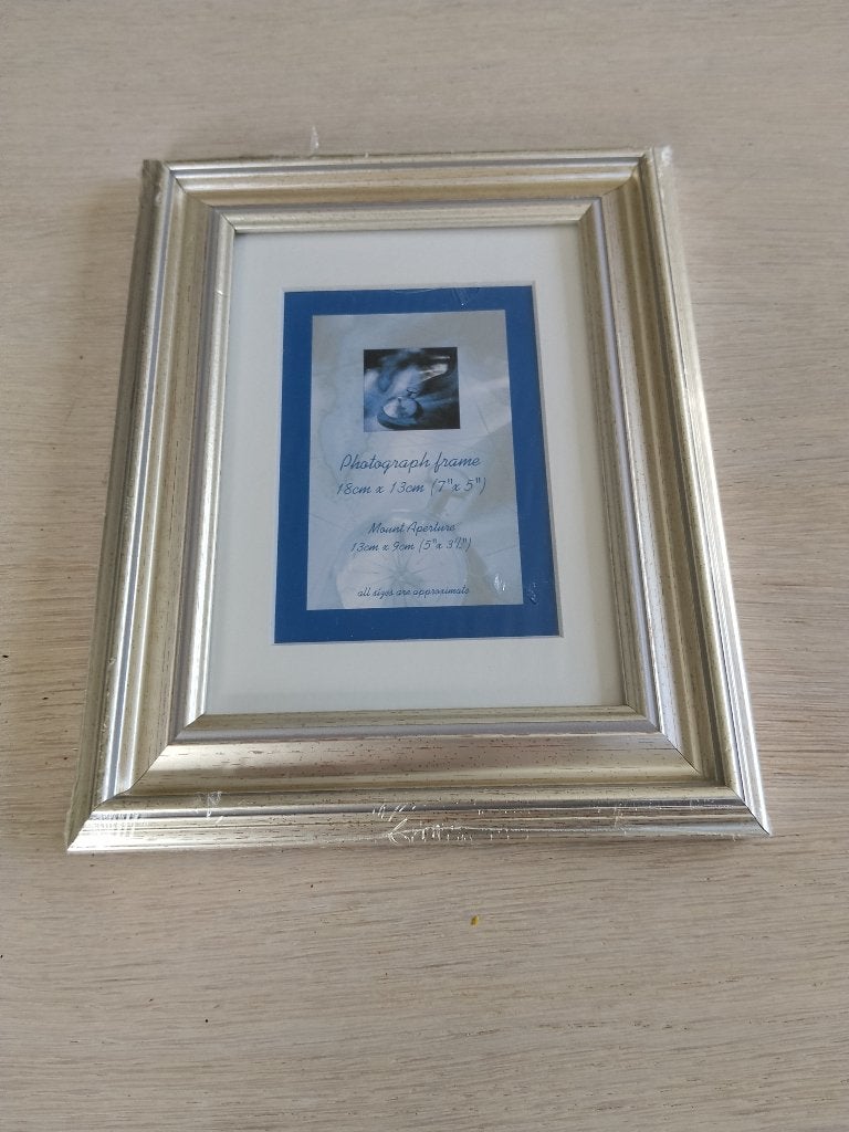 Houten zilverkleurige fotolijst nog nieuw in verpakking, Nieuw, Ophalen of Verzenden, Fotolijst, Met glas