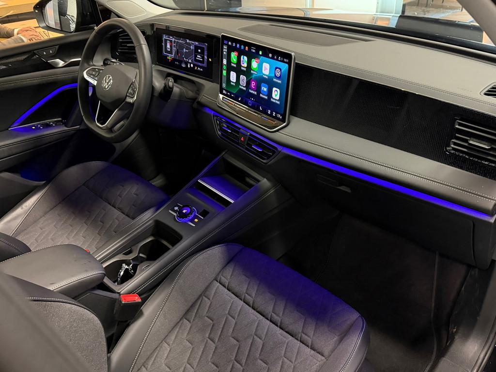 Volkswagen Tiguan 1.5 eTSI Panorama Blackstyle Camera Trekha, Stof, Zwart, 4 cilinders, Zwart