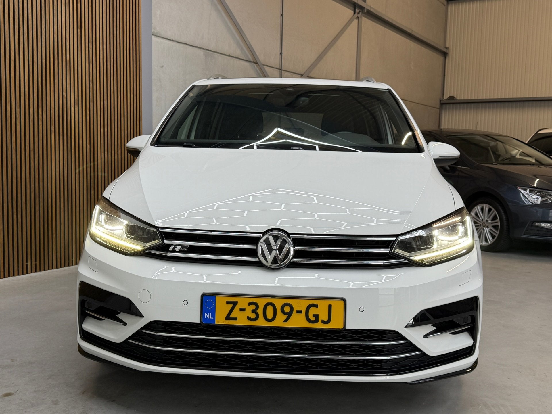 Volkswagen Touran 1.5 TSI Highline Business R-LINE 7p AUOTMA, Dealer onderhouden, Euro 6, 4 cilinders, 150 pk