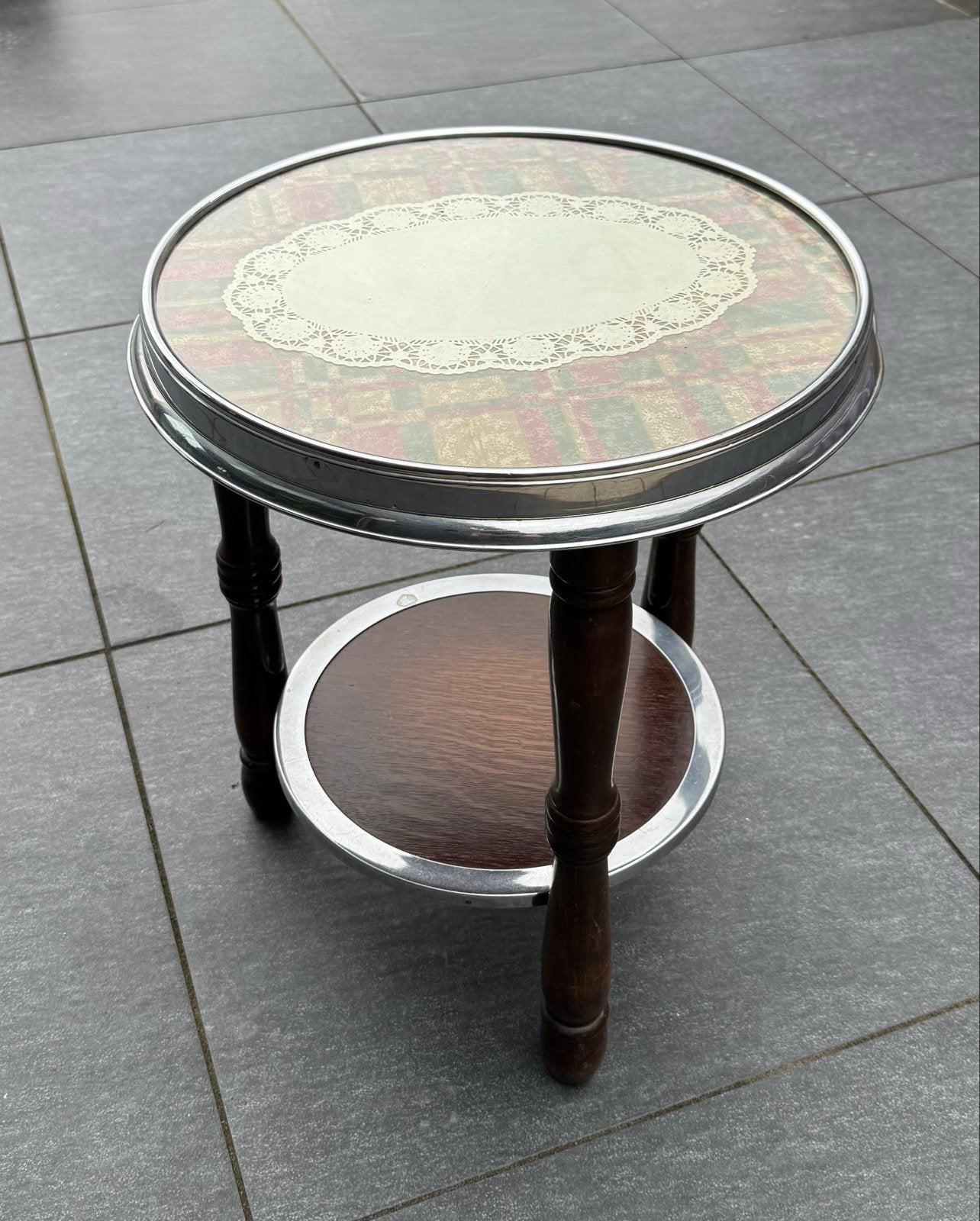 Vintage bijzettafel met twee niveaus en metalen rand, Antiek en Kunst, Ophalen