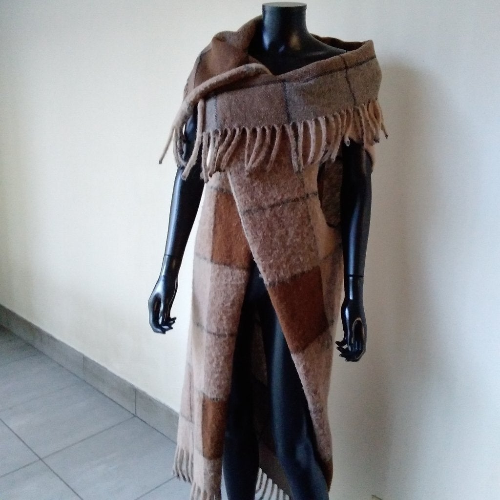 Leuke overgooier/poncho.Nieuw met prijskaartje, Verzenden, Nieuw, Bruin