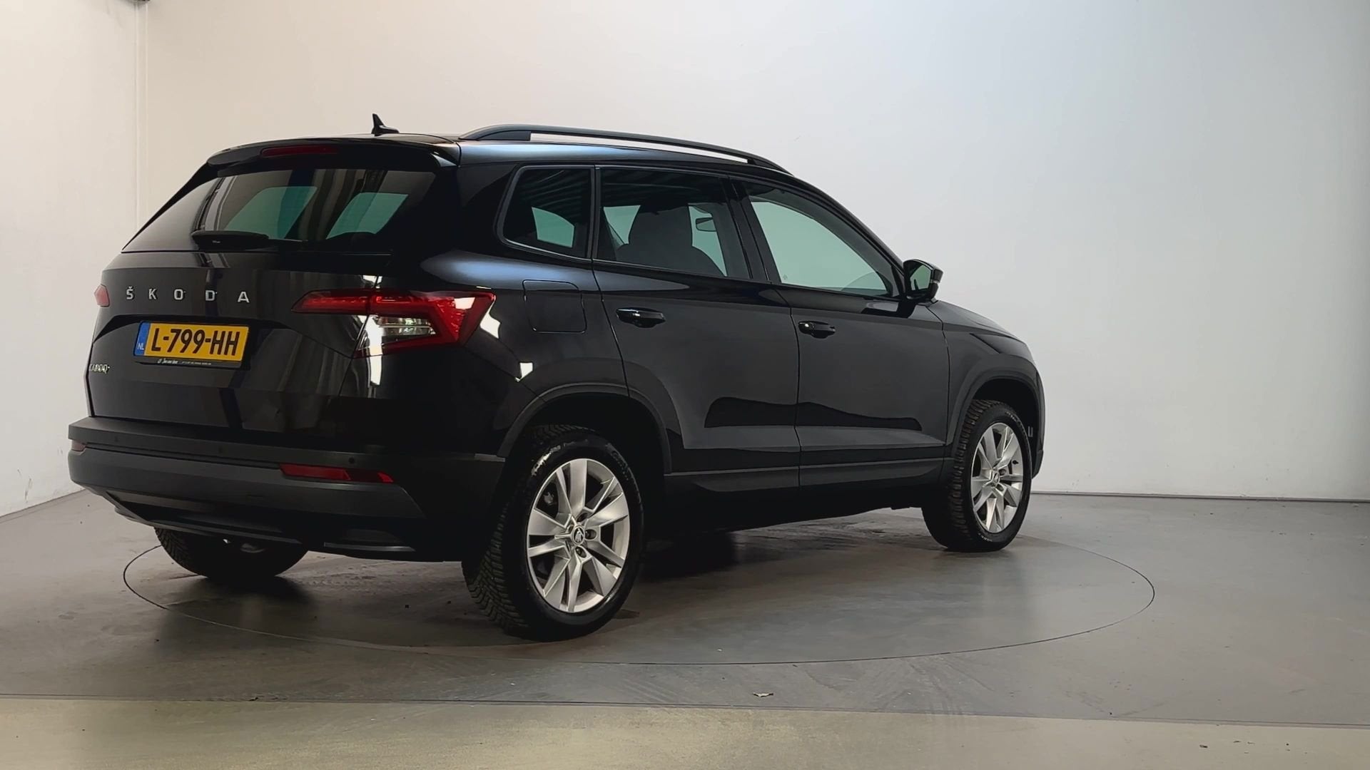 Skoda Karoq 1.0 TSI Business Edition Stoelverwarming Adaptiv, Auto's, Voorwielaandrijving, Stof, Gebruikt, Met garantie (alle)