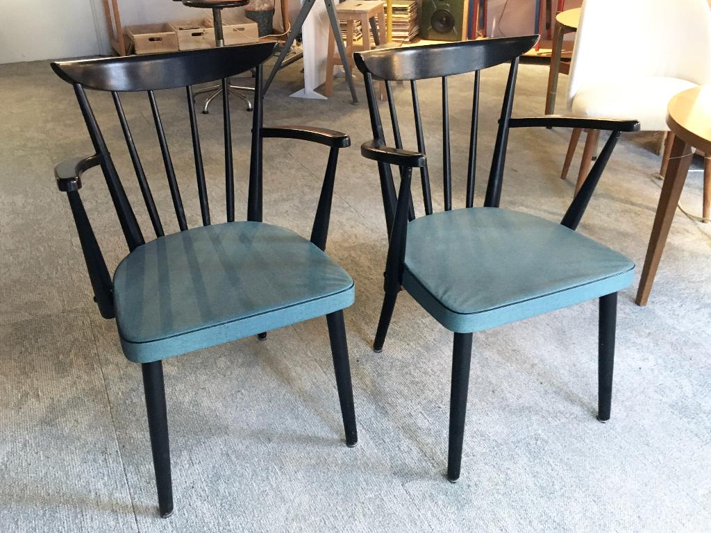 set spijlenstoelen hout armleuning turqoise zitting 60s, Gebruikt, Twee, Overige kleuren, -