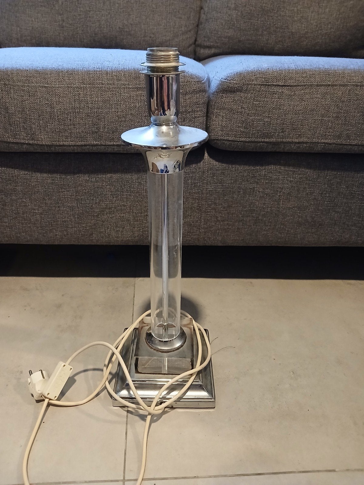 Stijlvolle tafellamp met glazen en metalen design, Gebruikt, Sfeerlamp, Glas, Met stekker