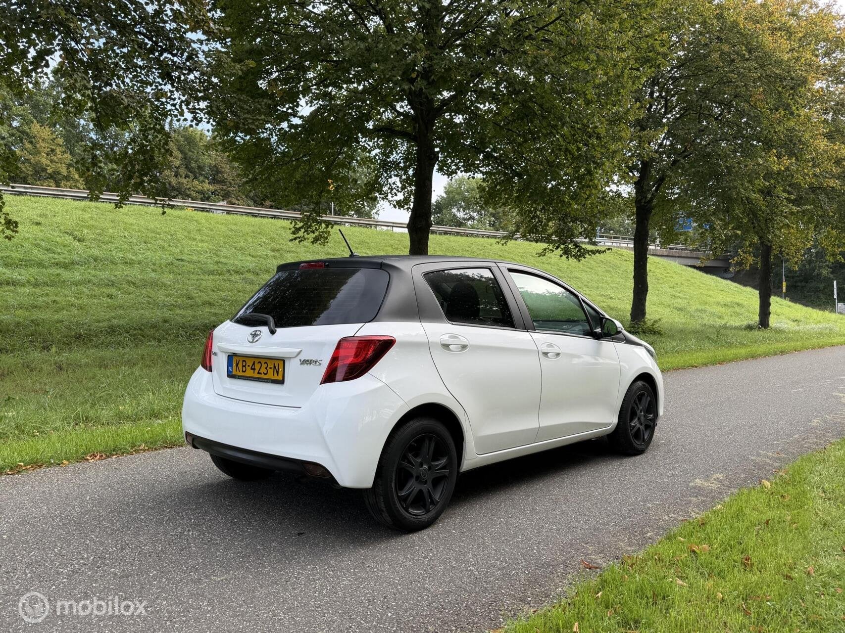 Toyota Yaris 1.0 VVT-i Aspiration Bi-Tone*SCHERM*AIRCO*NAP, Auto's, Voorwielaandrijving, Start-stop-systeem, 527 kg, Handgeschakeld