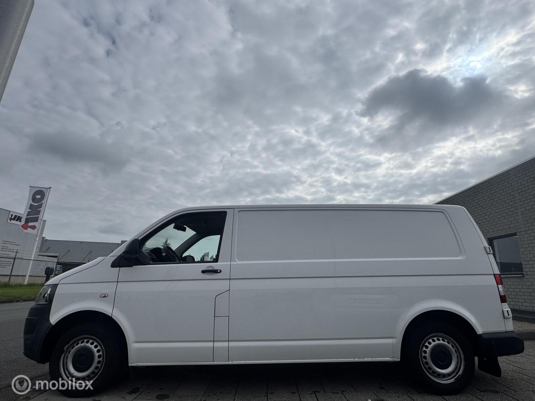 Volkswagen Transporter 2.0 TDI L2H1|Airco Bluetooth 3 Zits, 13 km/l, Euro 5, 4 cilinders, Volkswagen