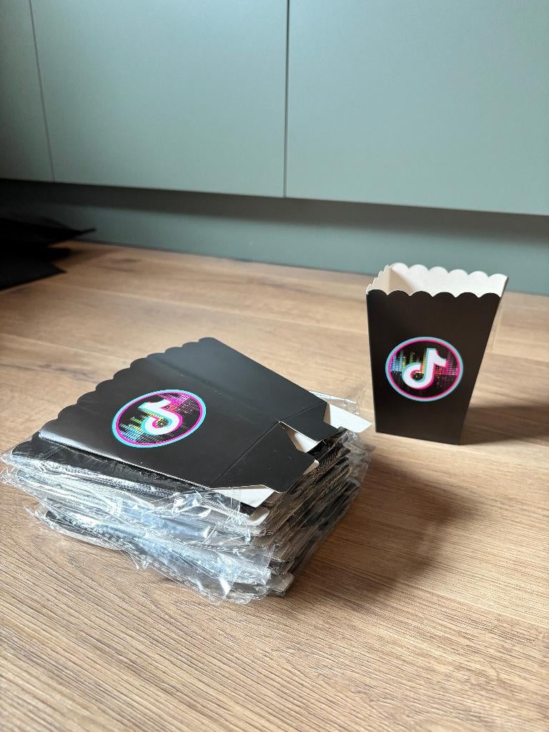 74x Traktatie doosje TikTok, Ophalen of Verzenden, Nieuw, Feestartikel, Verjaardag