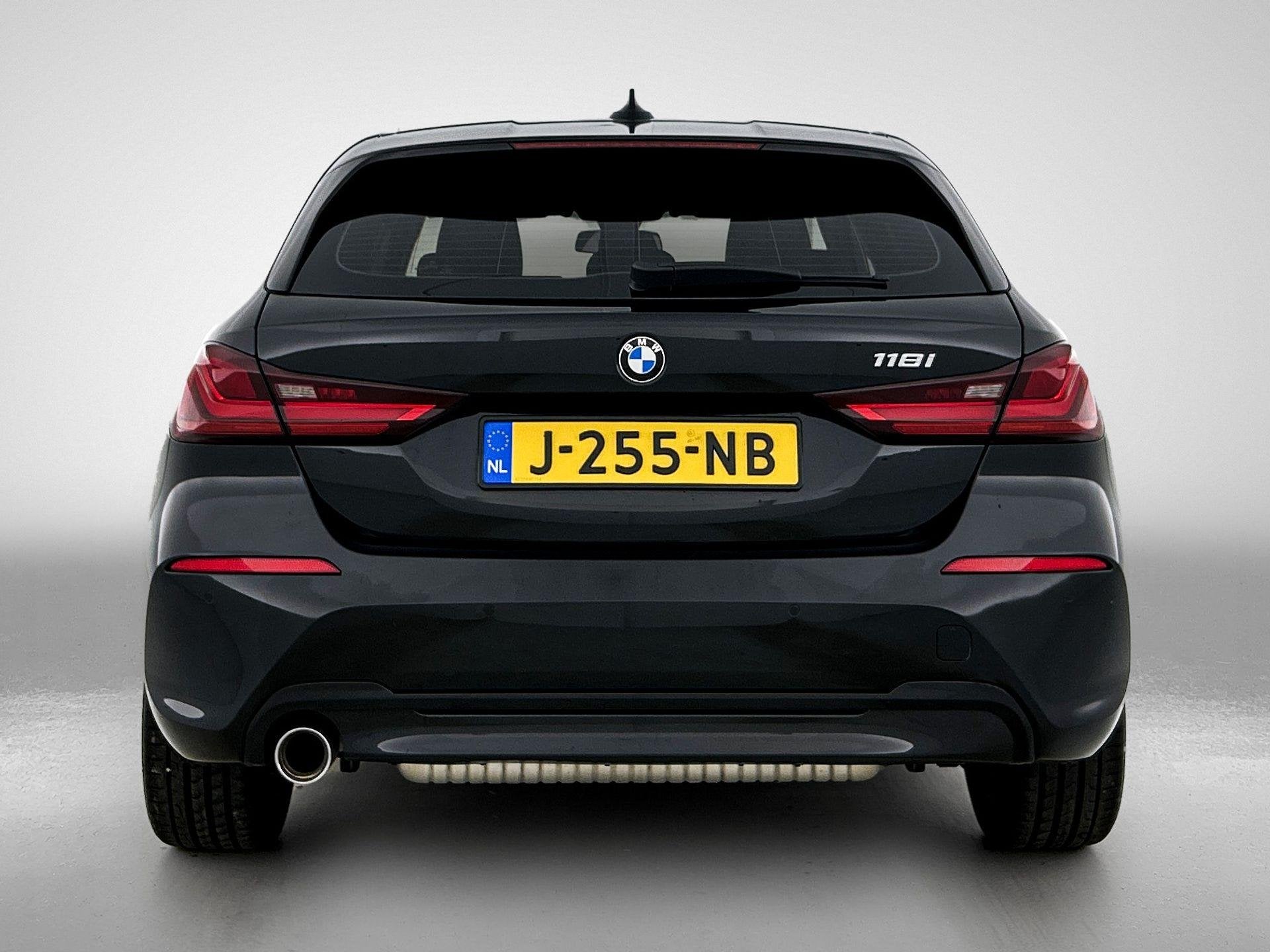 BMW 1-serie 118i Executive Edition, 12 maanden, Gebruikt, Leder en Stof, Zwart