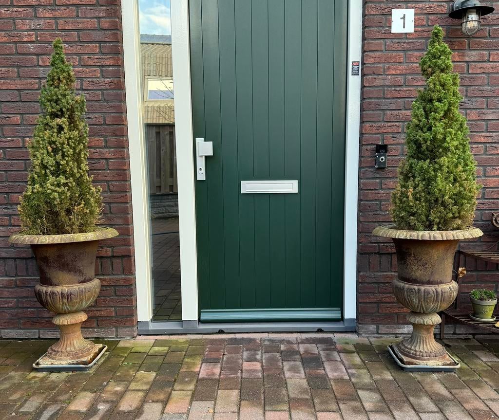 2 grote gietijzeren potten, Tuin en Terras, Tuinvazen, Ophalen, Gebruikt