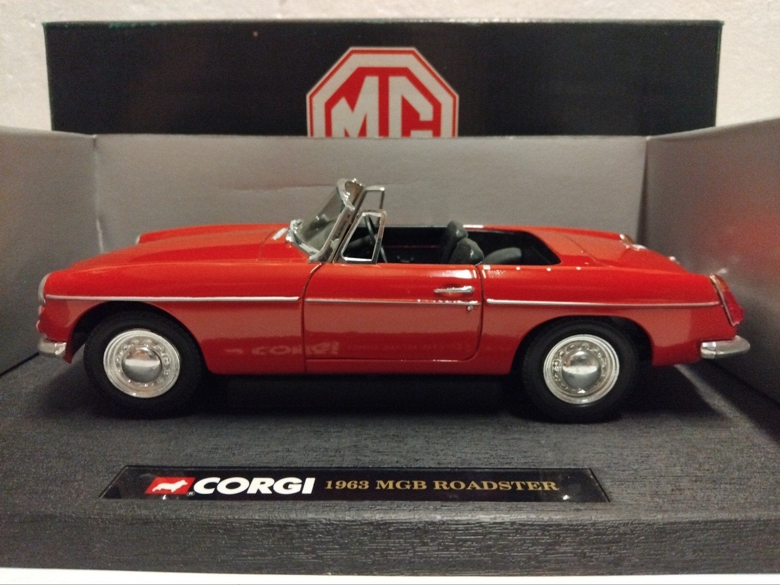 MGB Roadster Cabriolet 1963 rood Corgi Toys metal 1:18 KRD, Ophalen of Verzenden, Zo goed als nieuw, Auto, Overige merken