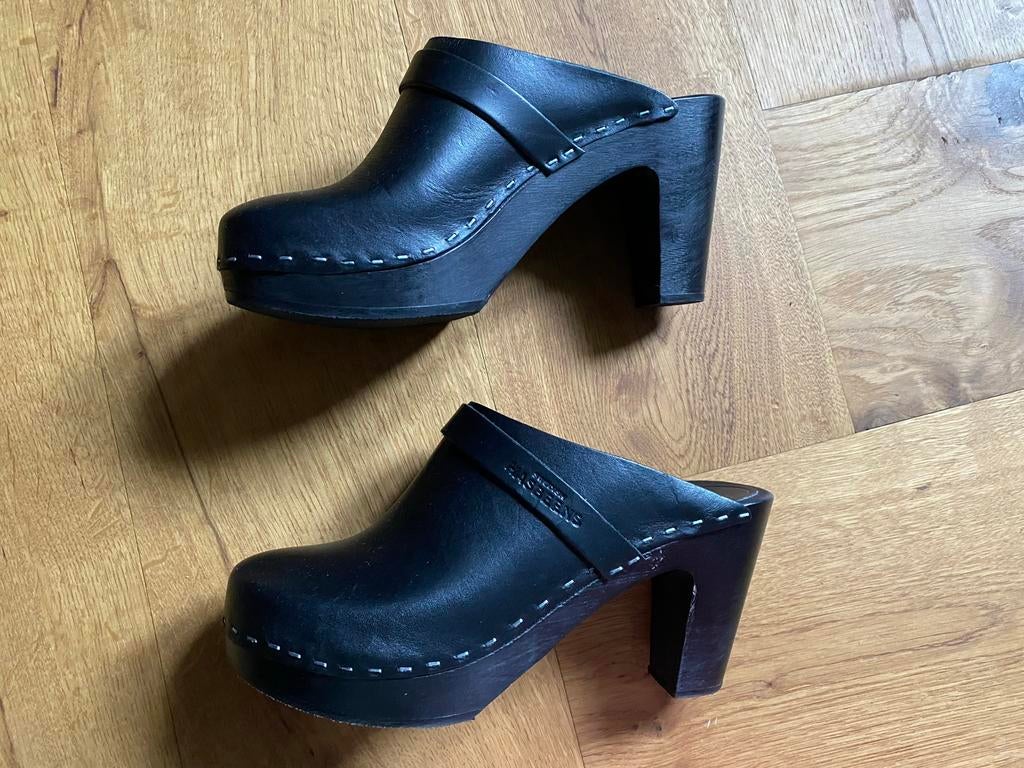 Nieuwe Swedish Hasbeens zwarte leren clogs, maat 39, Ophalen of Verzenden, Nieuw, Zwart, Sandalen of Muiltjes