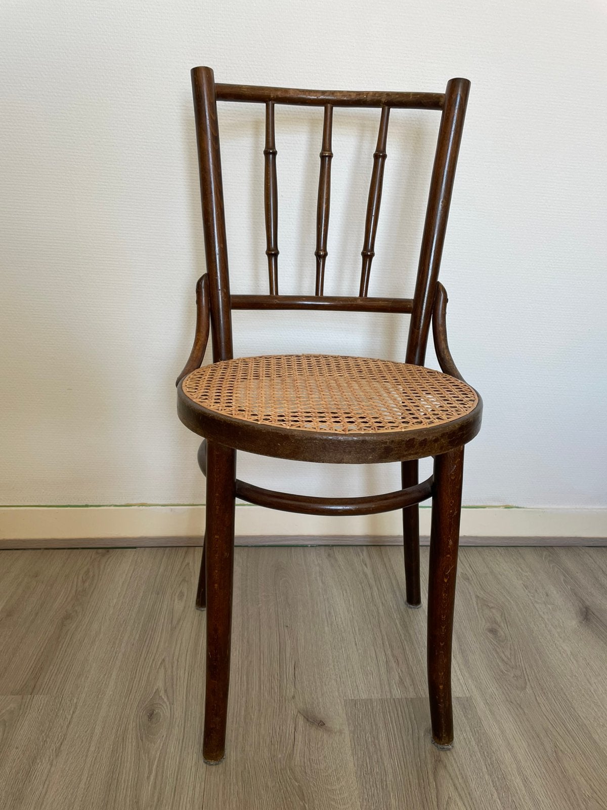 Thonet- stijl stoel met webbing zitting, Huis en Inrichting, Stoelen, Ophalen, Bruin, Thonet, Hout