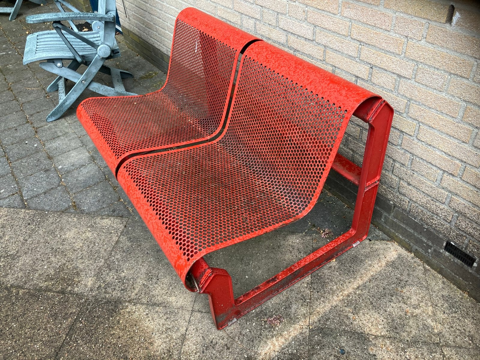 Artifort Lagos (rode metalen bank) - 2-persoons, Ophalen, Gebruikt, Metaal