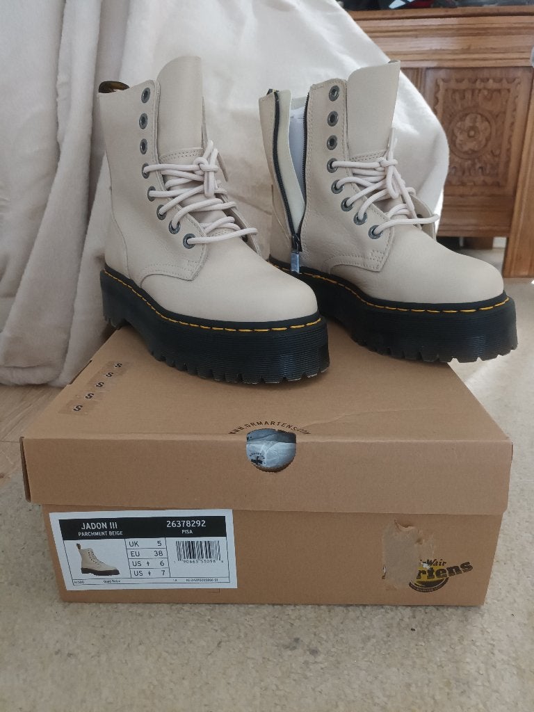 Dr. Martens Jadon III beige leer, Kleding | Dames, Schoenen, Beige, Lage of Enkellaarzen, Nieuw, Ophalen of Verzenden