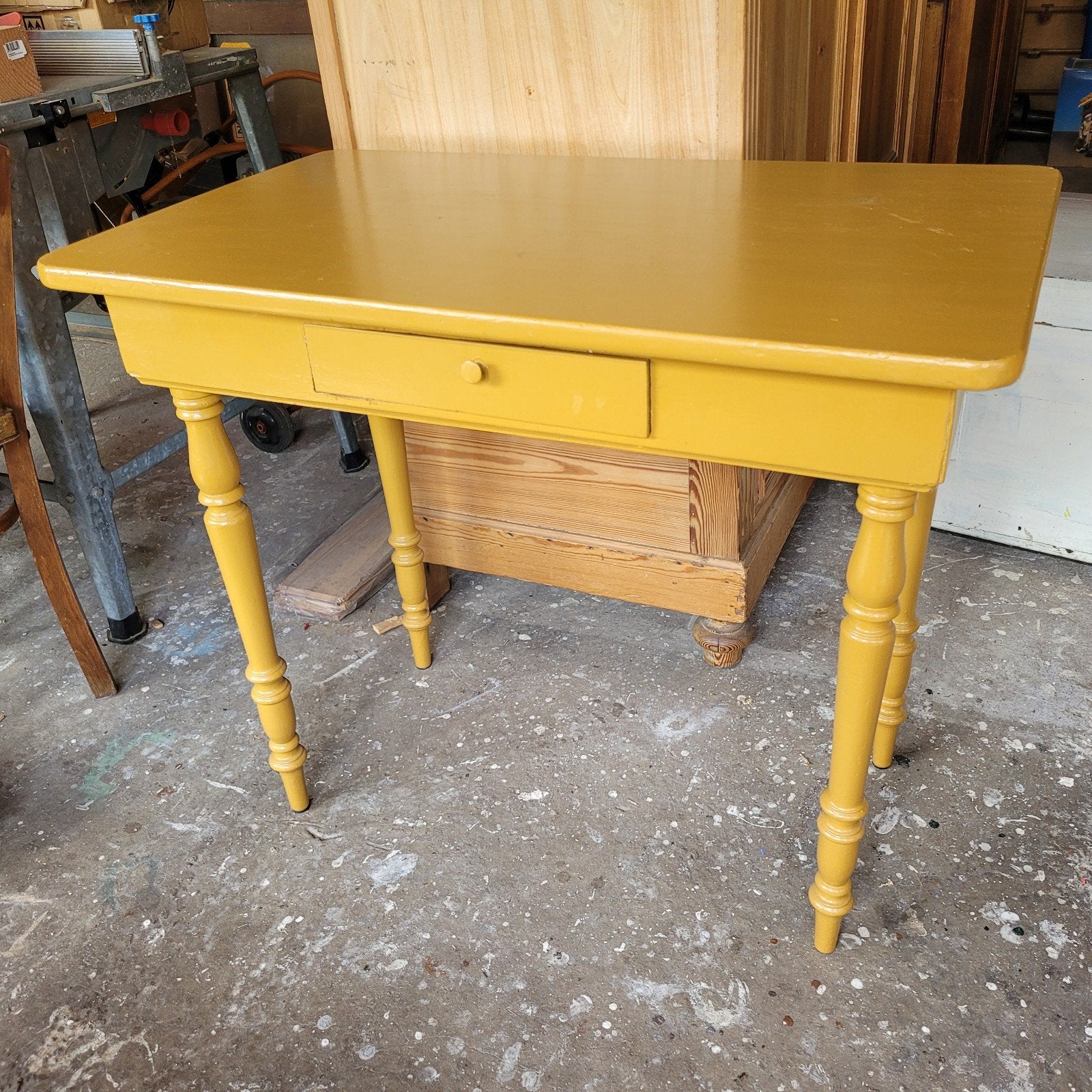 Brocante oude kleine tafel tafeltje keukentafeltje, Ophalen