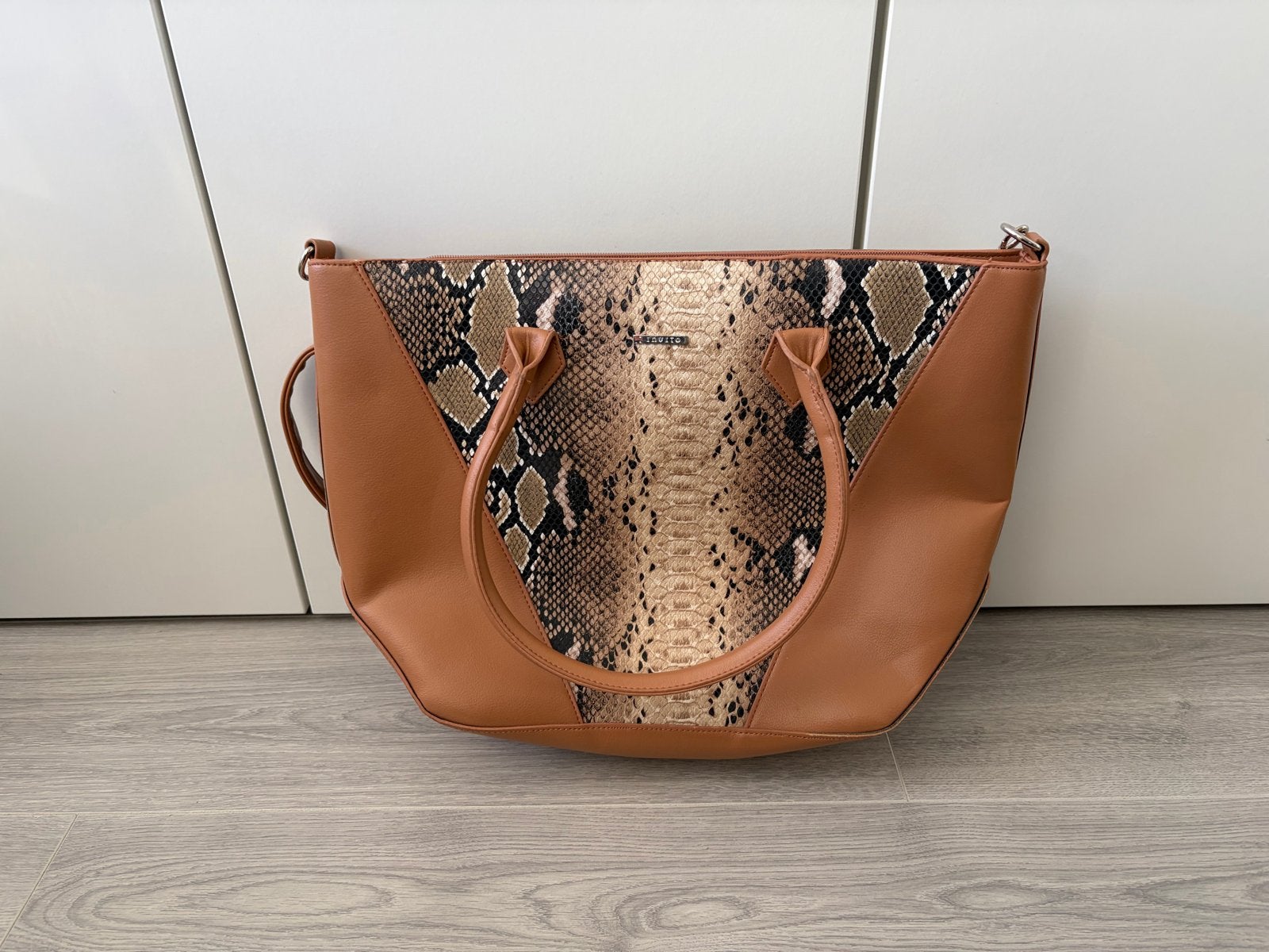 Stijlvolle bruine handtas met slangenprint, Sieraden, Tassen en Uiterlijk, Ophalen of Verzenden, Gebruikt, Bruin, Handtas