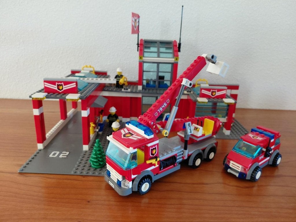 LEGO City Brandweerkazerne en Brandweerwagen (7945), Inclusief instructies, Lego, Ophalen of Verzenden, Complete set