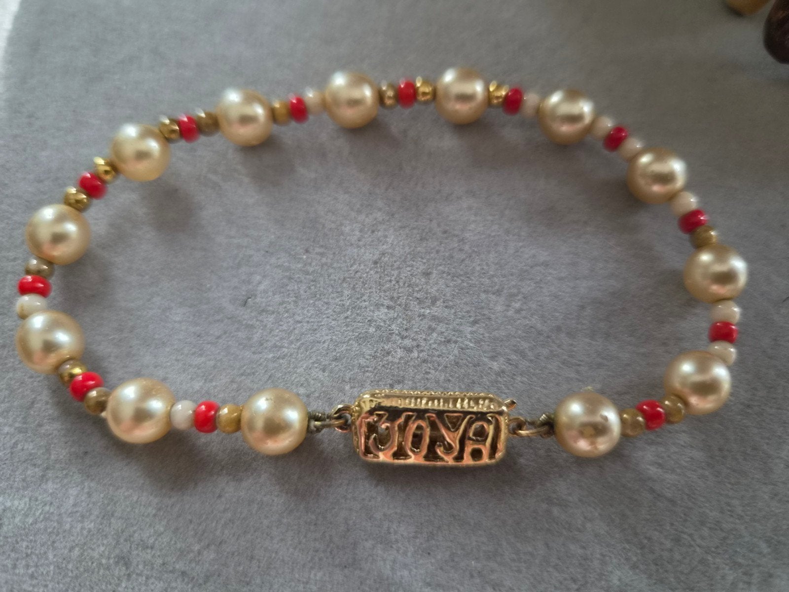 Vintage Spaanse Yoya Armband met Parelmoer en Rode Kralen, Overige materialen, Gebruikt, Ophalen of Verzenden, Met bedels of kralen