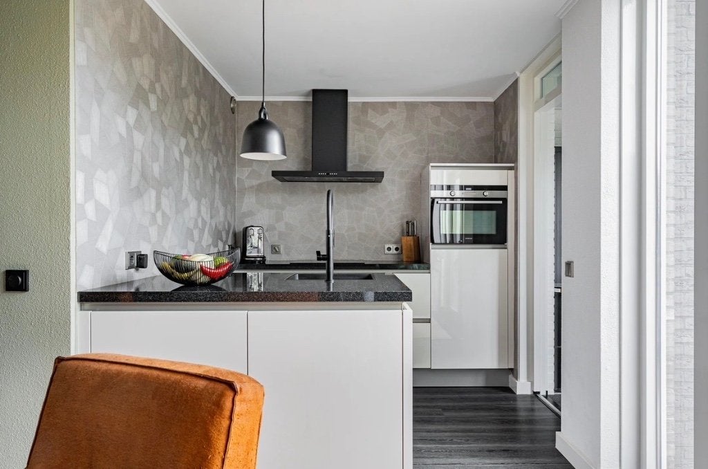 Moderne witte keuken met zwart composiet blad, Ophalen, Gebruikt, Greeploos, Wit
