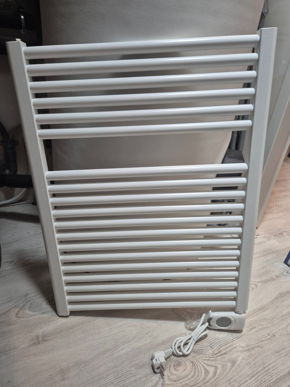 DRL Claudia 600 x 760 Elektrische Handdoekradiator, Ophalen, 30 tot 80 cm, 500 tot 800 watt, Radiator