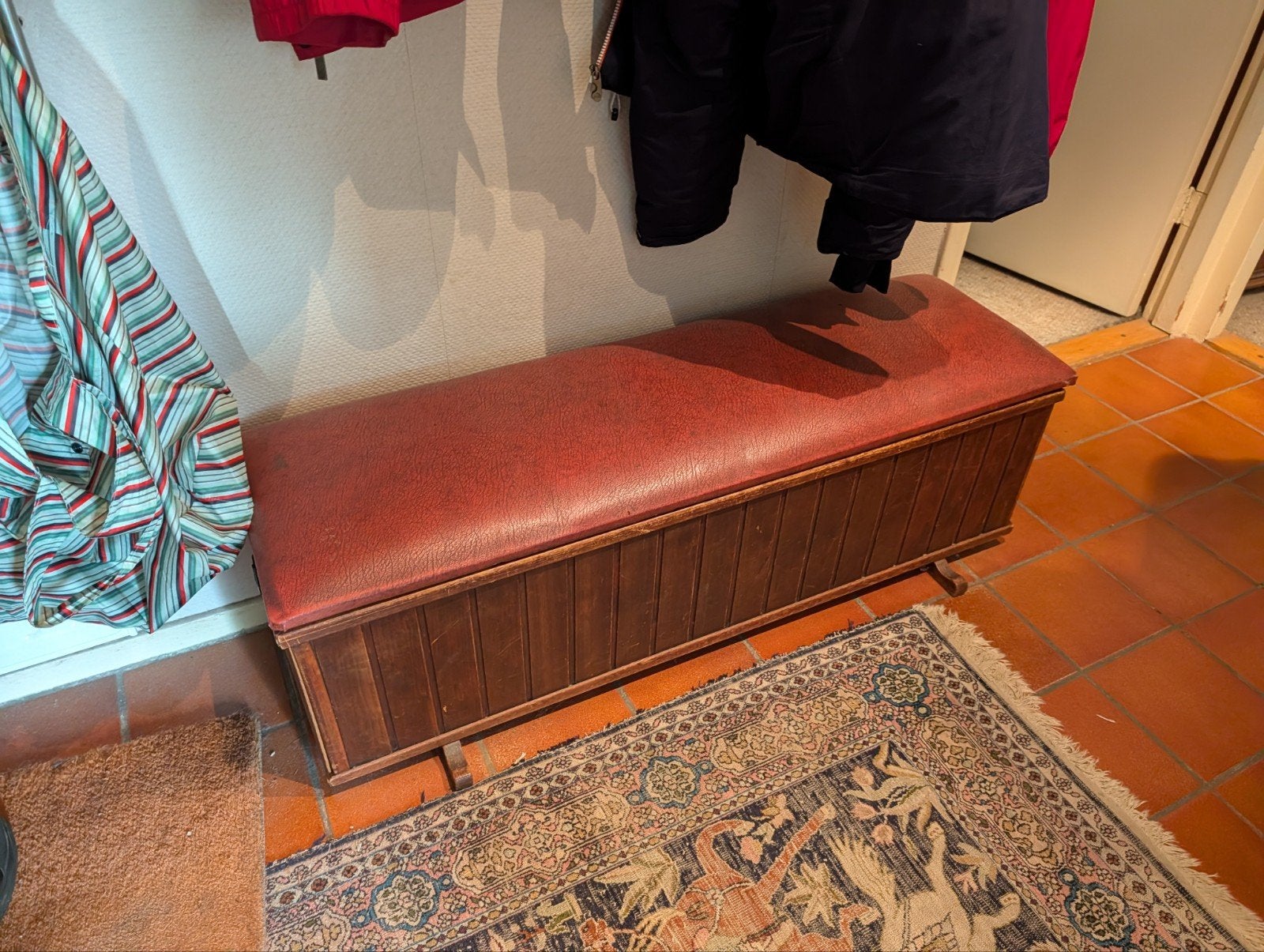 Vintage houten bankje met rood kunstleren zitting, Antiek en Kunst, Antiek | Meubels | Stoelen en Banken, Ophalen of Verzenden