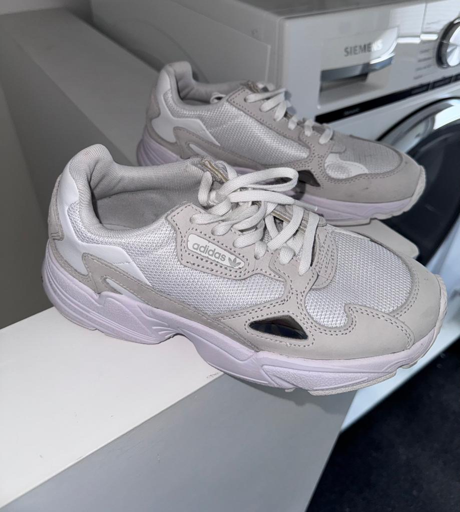 Adidas Falcon wit damesschoen, Wit, Ophalen of Verzenden, Sneakers of Gympen, Zo goed als nieuw