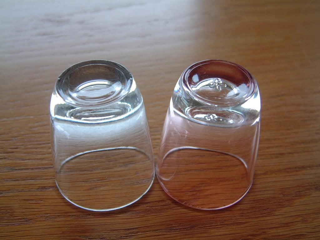 2 oude borrel glaasjes glas roze en blauw Leerdam? nr 27, Ophalen of Verzenden, Borrel- of Shotglas