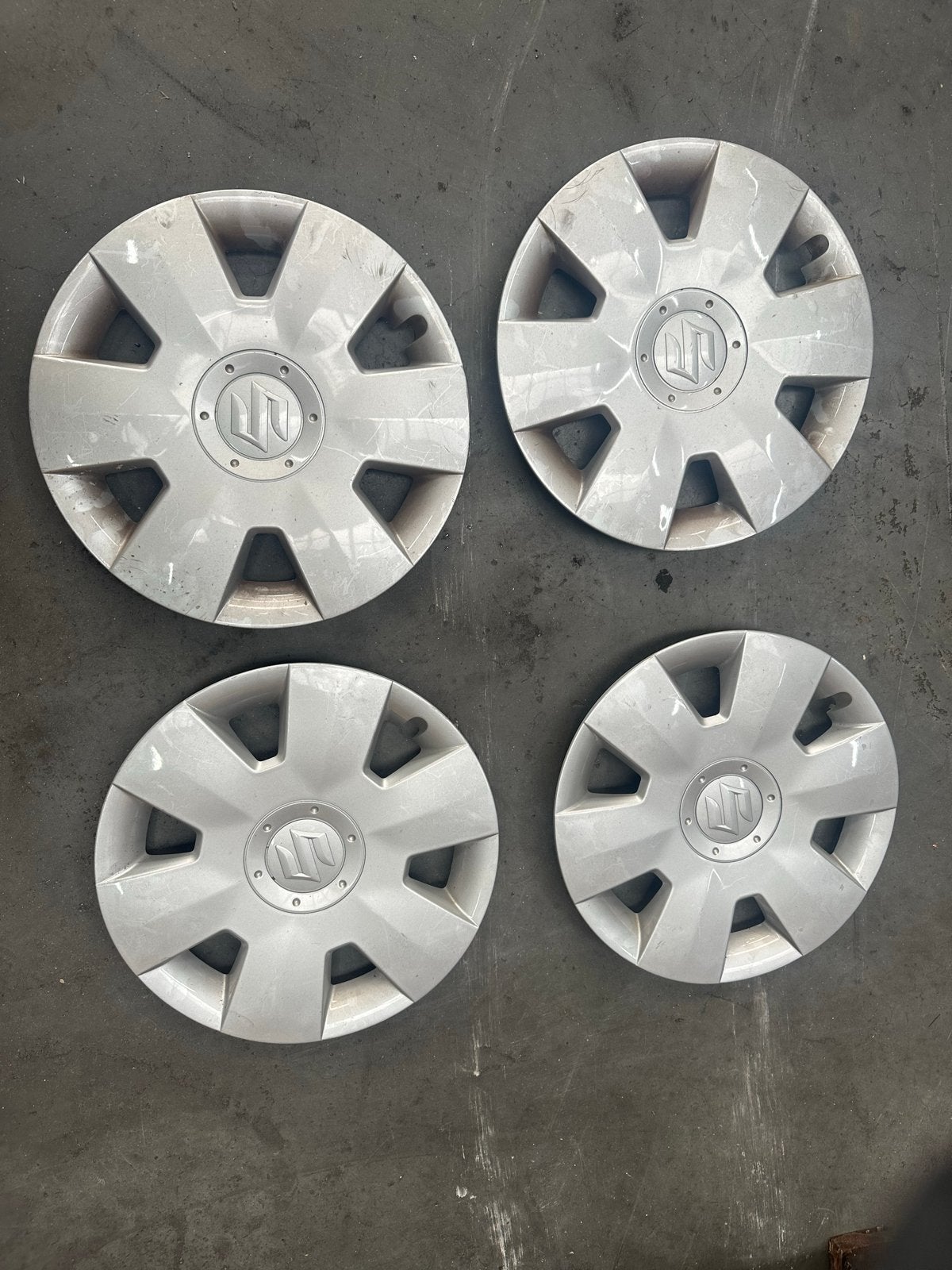 Set van 4 orginele Suzuki Swift 15 inch wieldoppen, Ophalen of Verzenden, Gebruikt