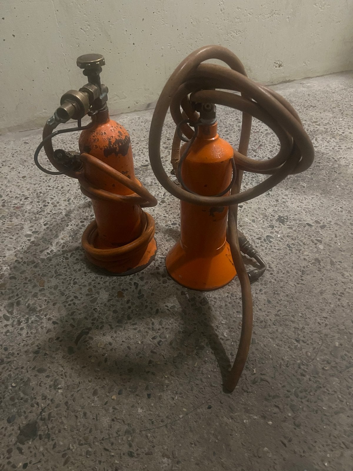 Oude lasapparatuur - Twee gasflessen met slangen, Doe-het-zelf en Verbouw, Ophalen of Verzenden, Gebruikt, Minder dan 150 ampère