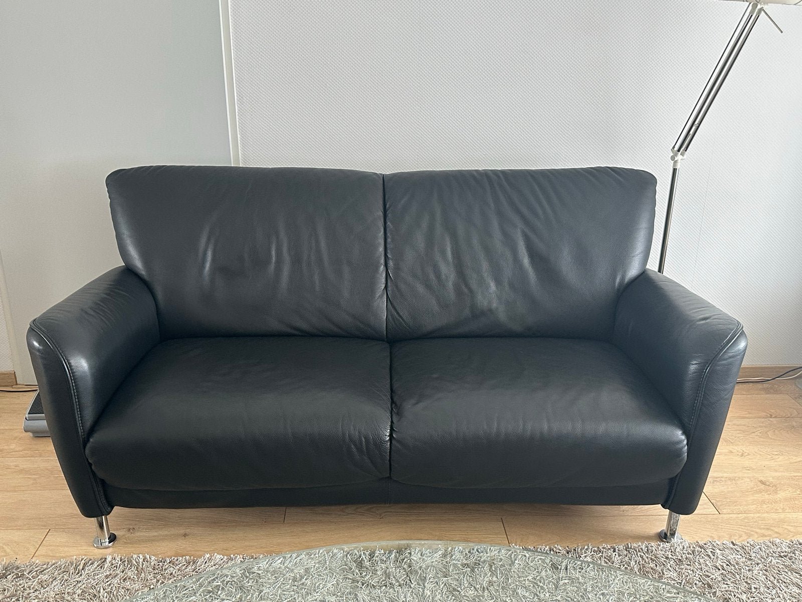 2 Zwarte leren banken - Comfortabel en stijlvol, Ophalen, 150 tot 200 cm, Driepersoons, Zo goed als nieuw