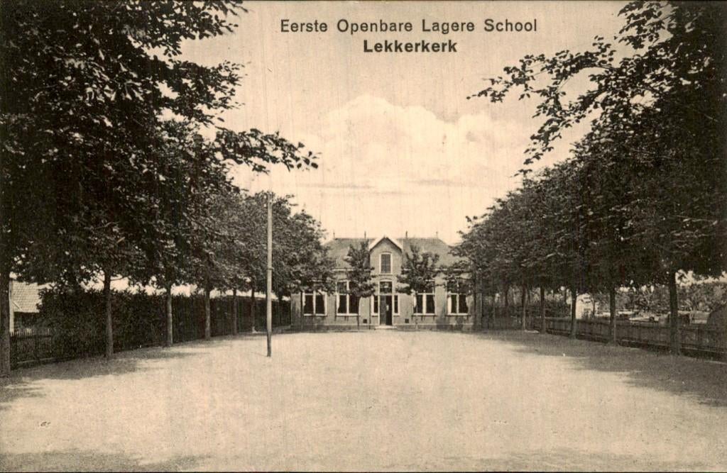 Lekkerkerk - Eerste Openbare Lagere School - Voorgevel, Verzamelen, Ansichtkaarten | Nederland, Ophalen of Verzenden, Voor 1920