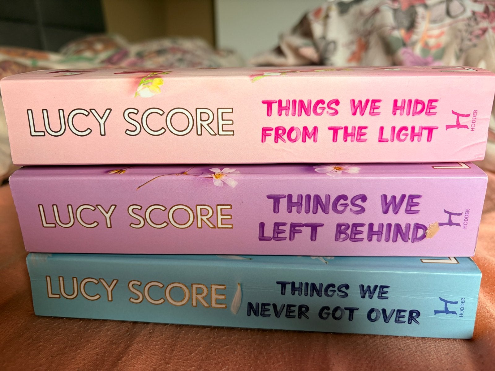 Lucy Score boeken set: Things We Hide, Left, Never Got Over, Ophalen of Verzenden, Zo goed als nieuw, Wereld overig