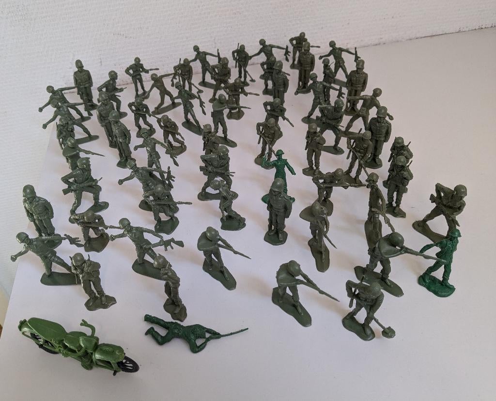 62 stuks plastic soldaatjes en een motorfiets., Verzamelen, Ophalen of Verzenden, Gebruikt