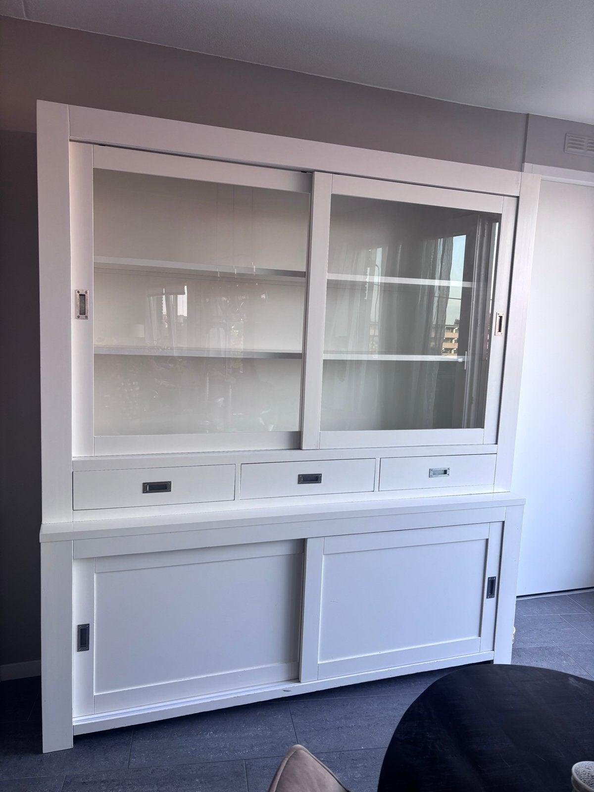 Witte buffetkast met glazen schuifdeuren en lades, Huis en Inrichting, Kasten | Vitrinekasten, Ophalen, Gebruikt, 200 cm of meer