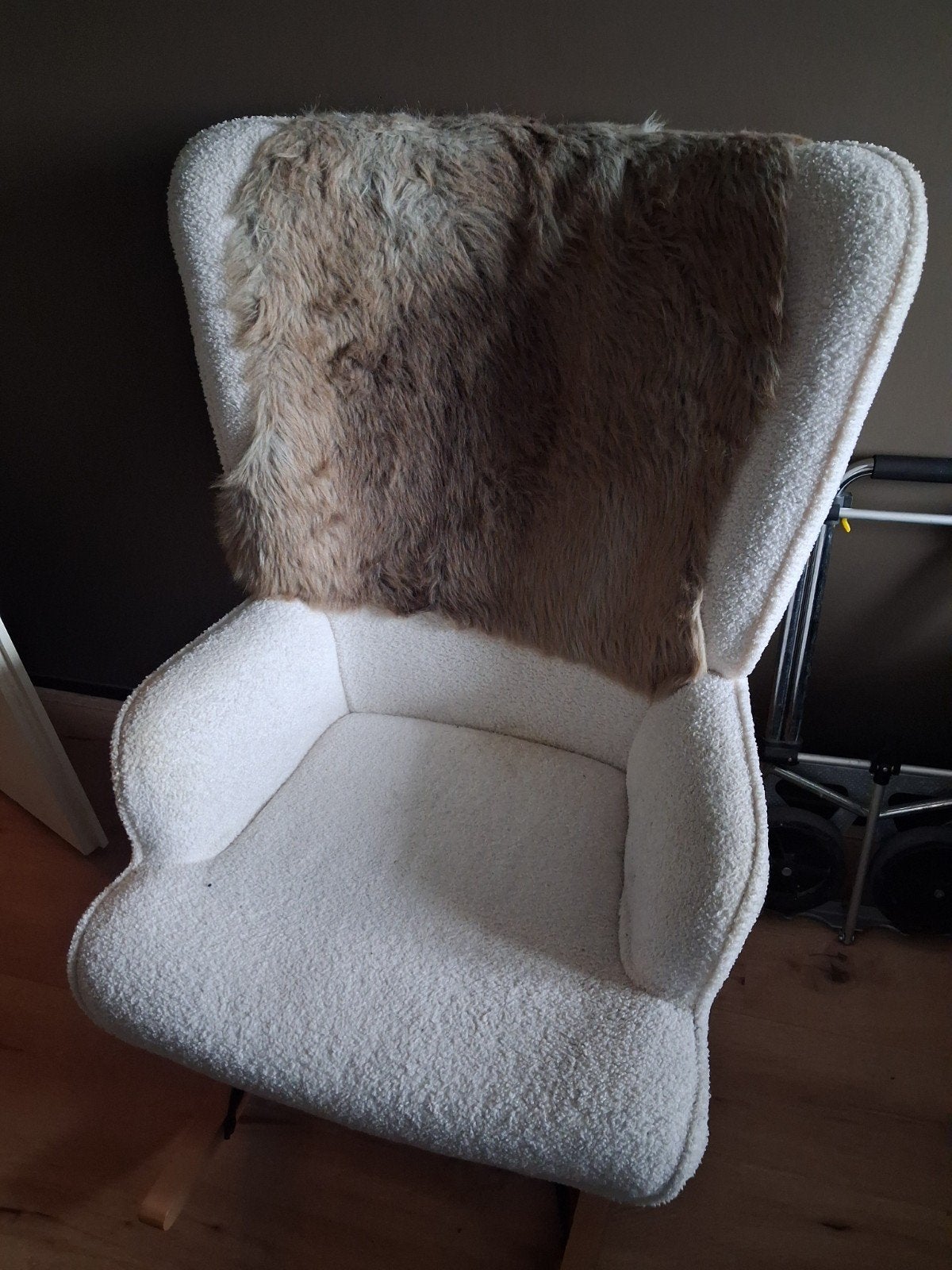 Witte Teddy Stof Schommelstoel staat in de weg, Huis en Inrichting, Fauteuils, Zo goed als nieuw, Hout, Metaal, Stof, 50 tot 75 cm