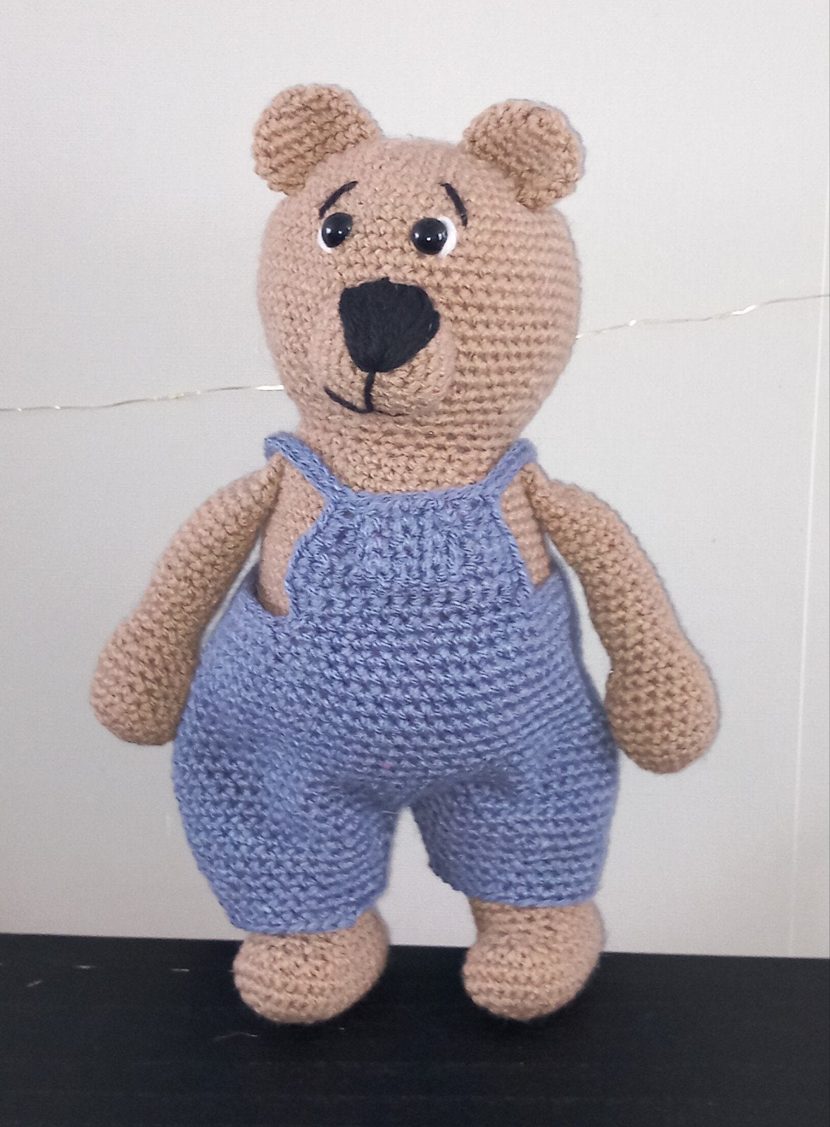 Gehaakte knuffelbeer met blauwe tuinbroek, Kinderen en Baby's, Speelgoed | Knuffels en Pluche, Overige merken, Overige karakters