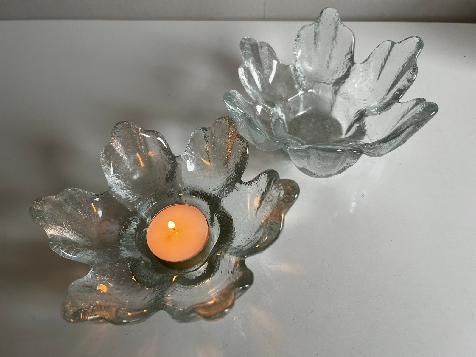 2 Vintage Ravenhead Lotus Waxinelichthouders 70’s, Ophalen of Verzenden, Zo goed als nieuw, Glas, Waxinelichthouder