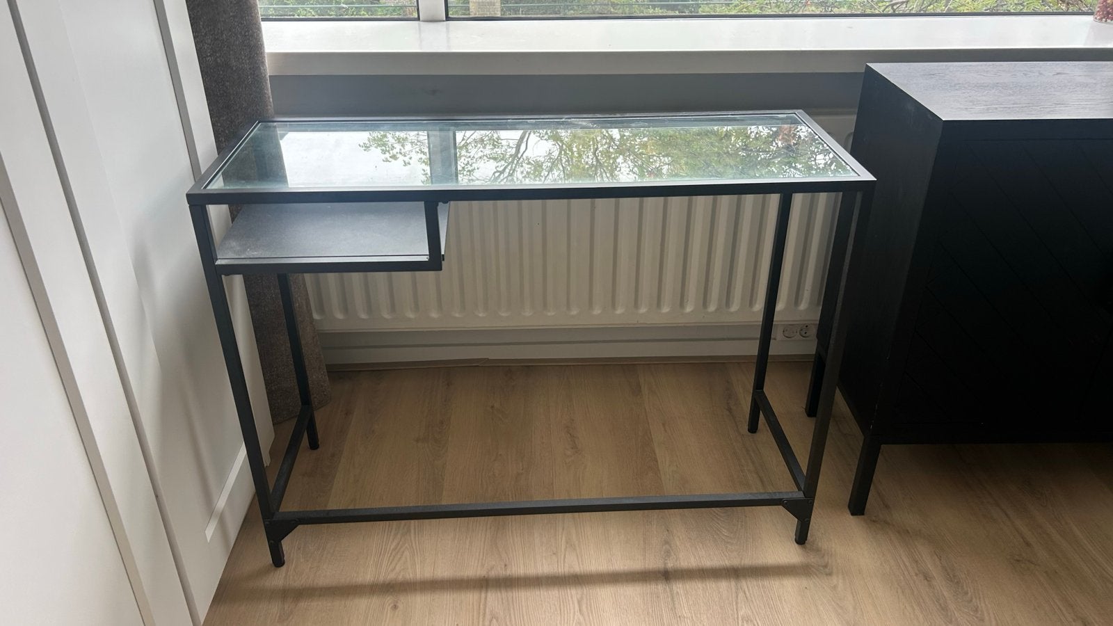 Tafeltje met glazen blad en metalen frame, Huis en Inrichting, Ophalen, Gebruikt, 100 tot 150 cm, Minder dan 50 cm