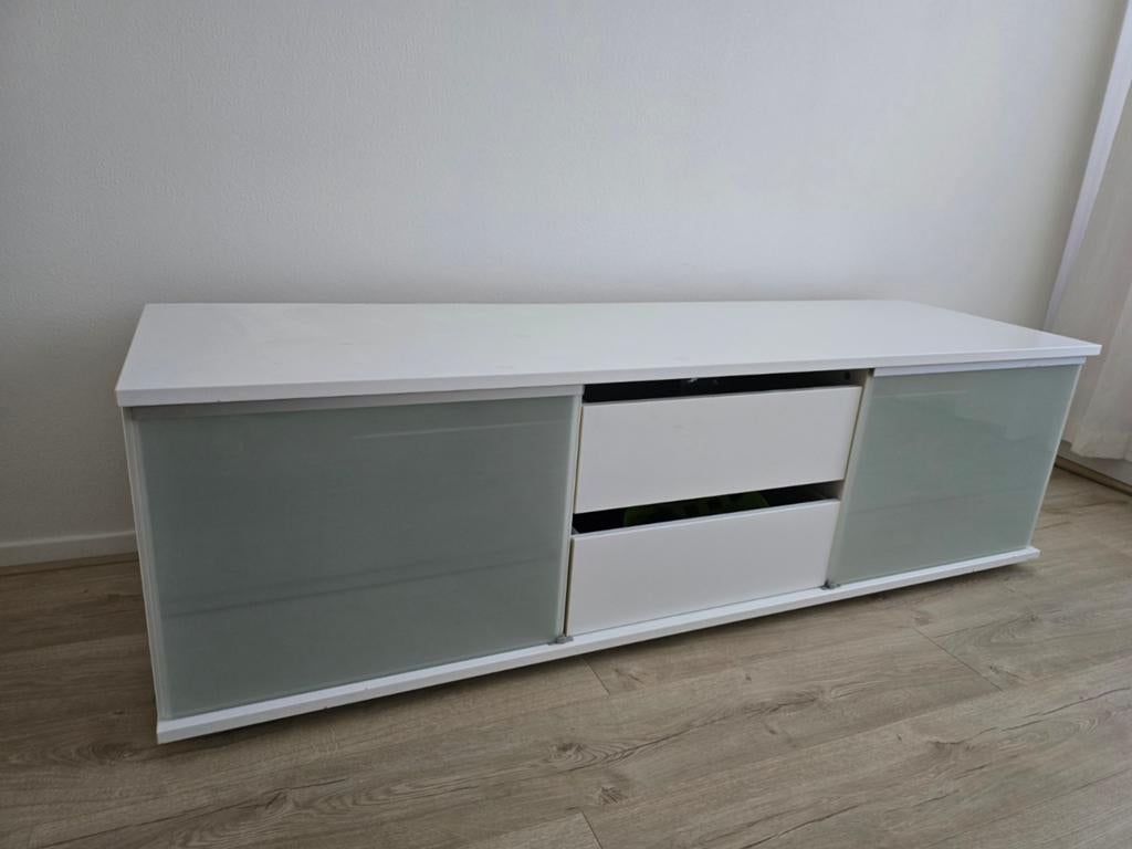 Modern wit tv-meubel met glazen schuifdeuren, Gebruikt, 150 tot 200 cm, Ophalen of Verzenden, Minder dan 100 cm