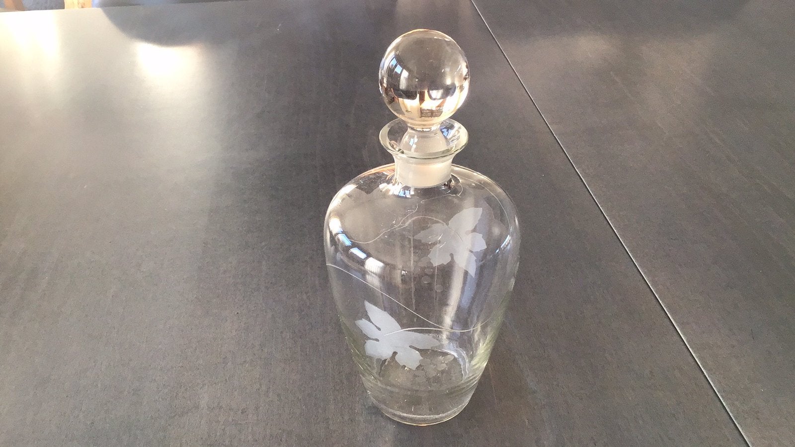 Oude karaf van glas met graveringen, Antiek en Kunst, Antiek | Glas en Kristal, Ophalen of Verzenden