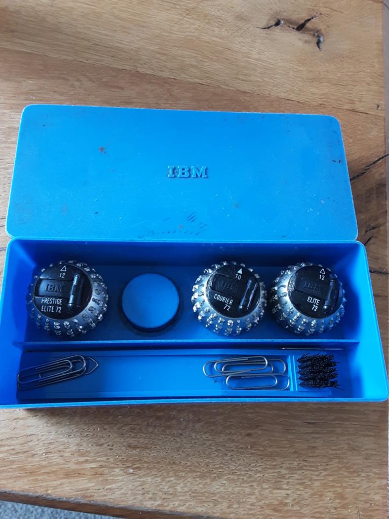 IBM typmachine schrijfbolletjes plus linten, Ophalen