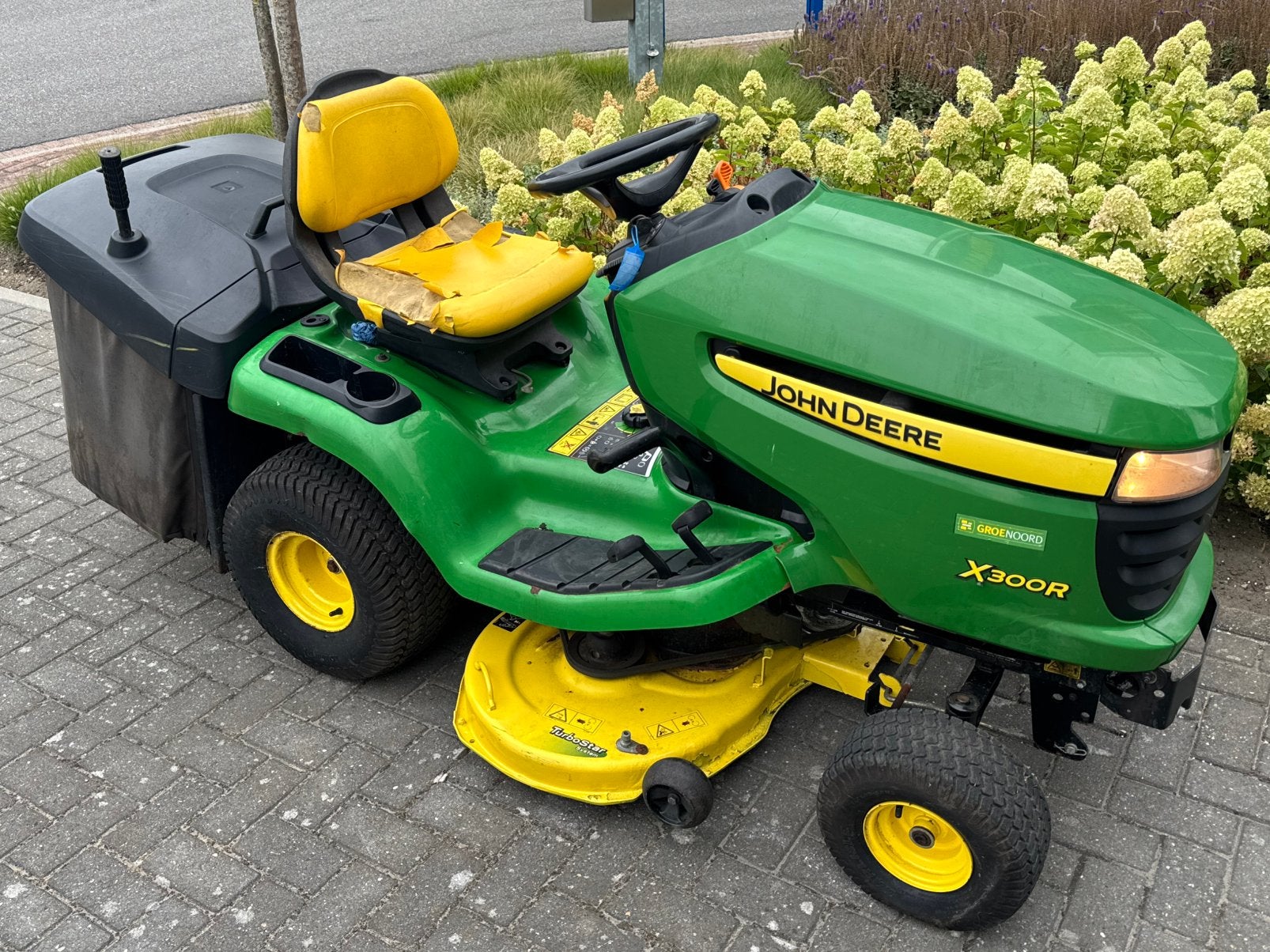 John Deere X300R zitmaaier met opvangbak – Kawasaki V-twin, Ophalen, Gebruikt, Opvangbak