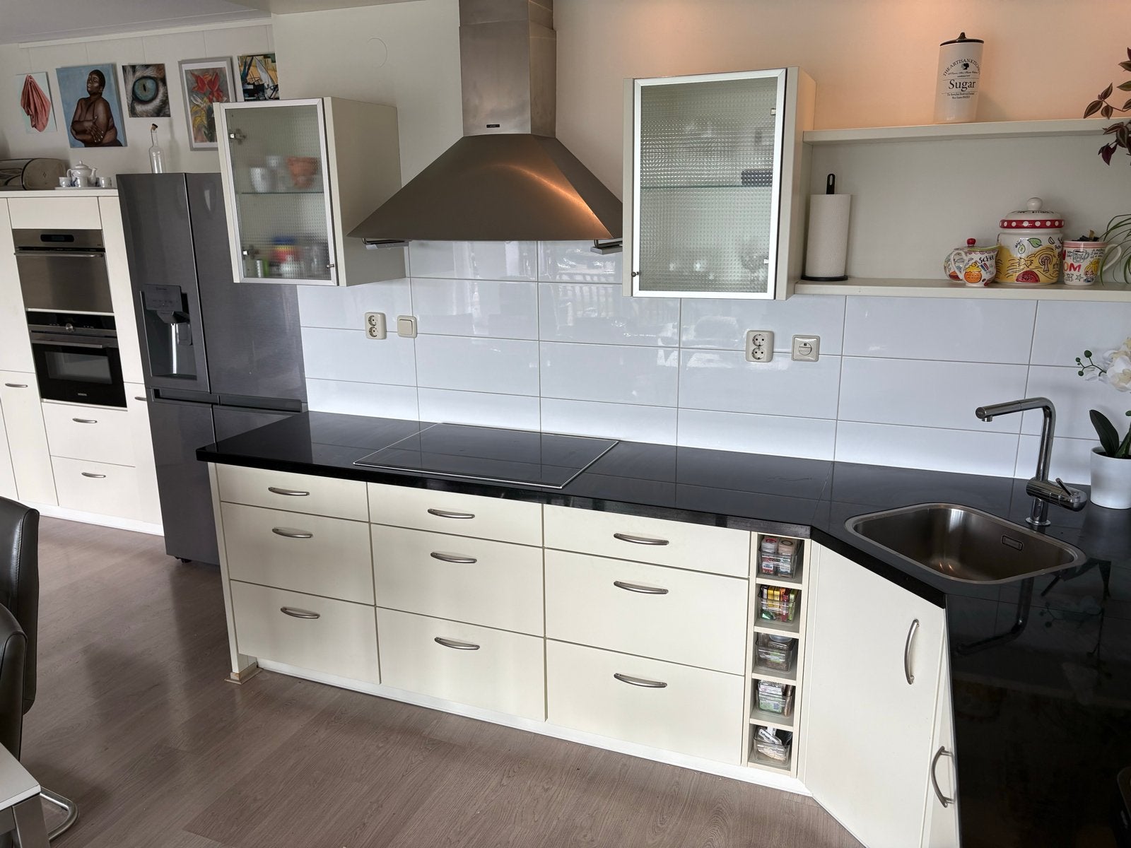 Moderne hoekkeuken met inbouwapparatuur