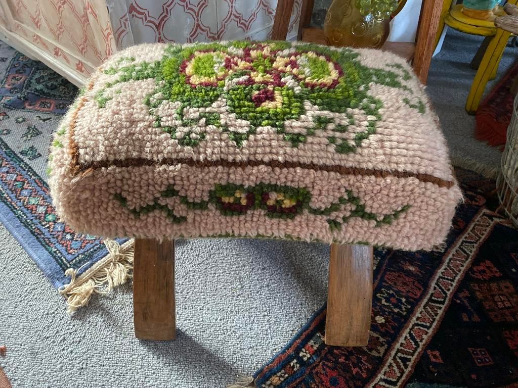 Vintage Brocante Voetenbankje / Krukje met Geborduurd Motief, Huis en Inrichting, Banken | Voetenbanken en Poefen, Gebruikt, Minder dan 50 cm