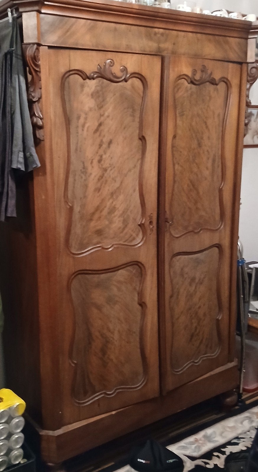 Antieke houten kast met decoratieve details, Ophalen