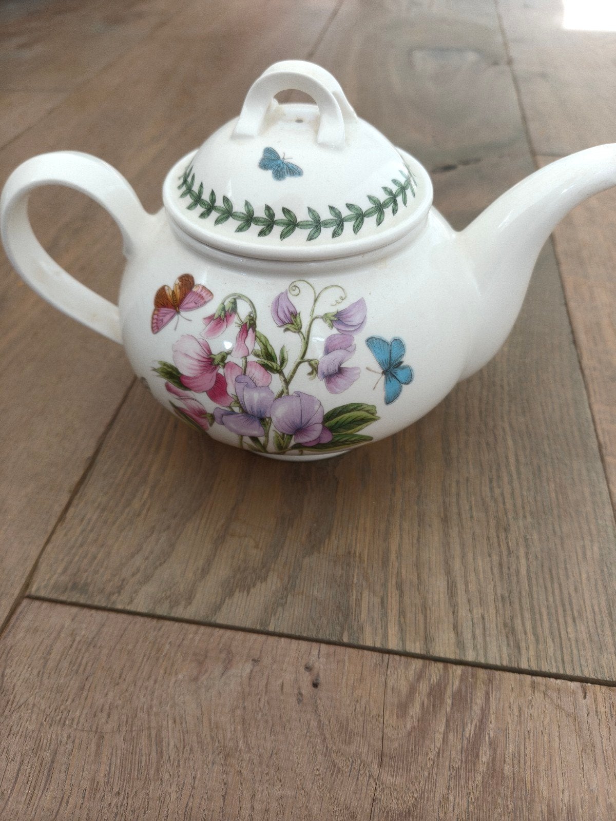 Theepot met bloemen en vlinders - Vintage porselein, Overige merken, Vintage, Ophalen of Verzenden, Zo goed als nieuw