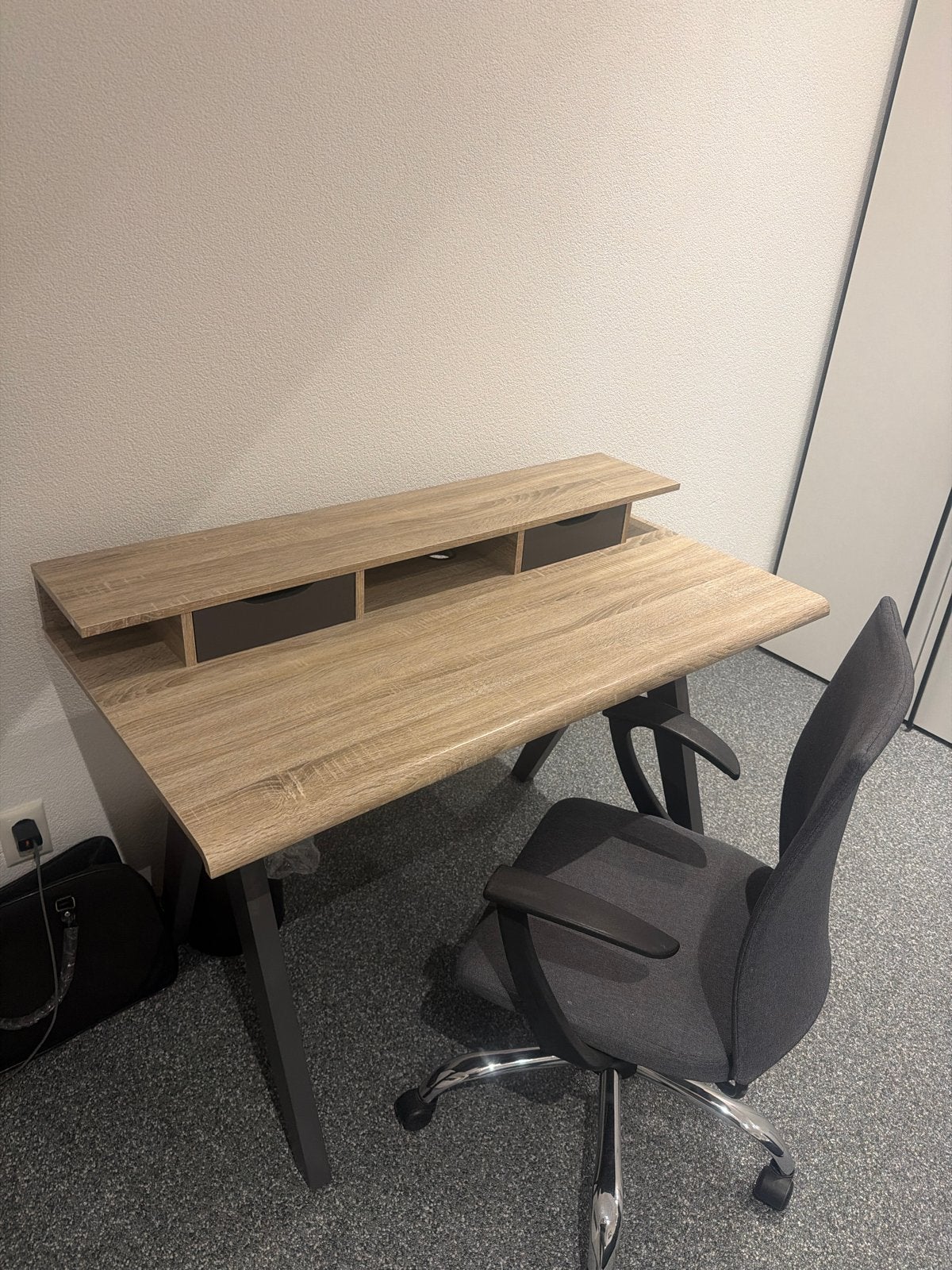 Modern bureau met opzetstuk en lades en stoel, Ophalen, Computerbureau, Modern, Hout