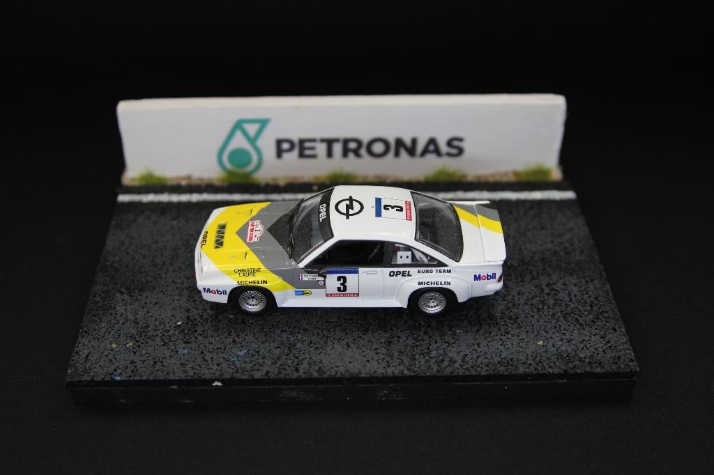 Diorama circuit met muur 1:43 Petronas, Hobby en Vrije tijd, Modelbouw | Figuren en Diorama's, Nieuw, Diorama, 1:35 tot 1:50, Ophalen of Verzenden